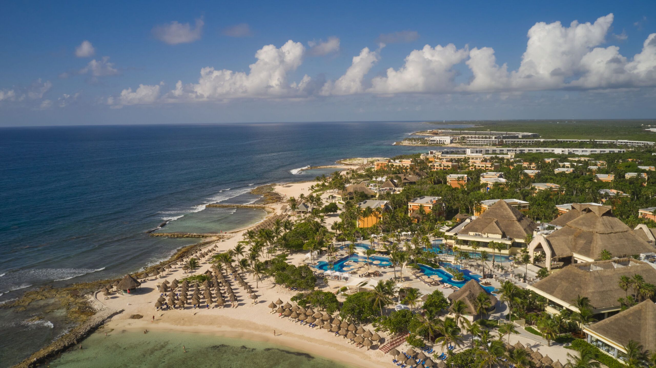 Bahia Principe Luxury Akumal. Vista del hotel, piscina y playa