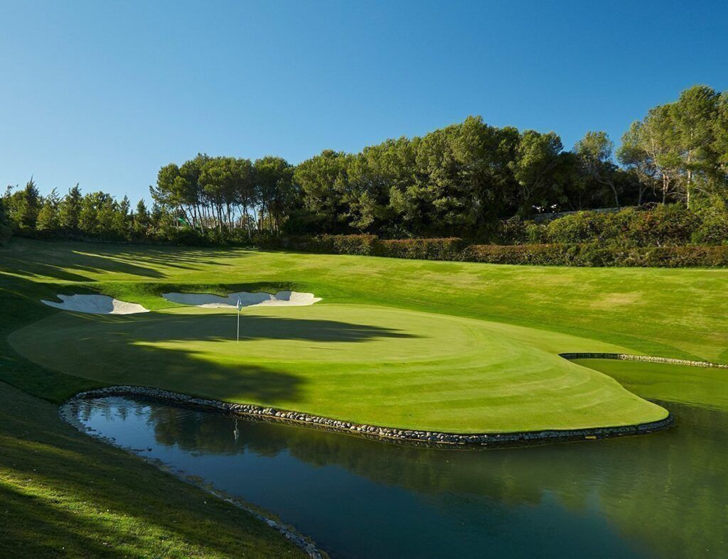 El mítico hoyo 17 del Campo de golf Valderrama en el viaje de golf a Sotogrande con Andgolf Travel
