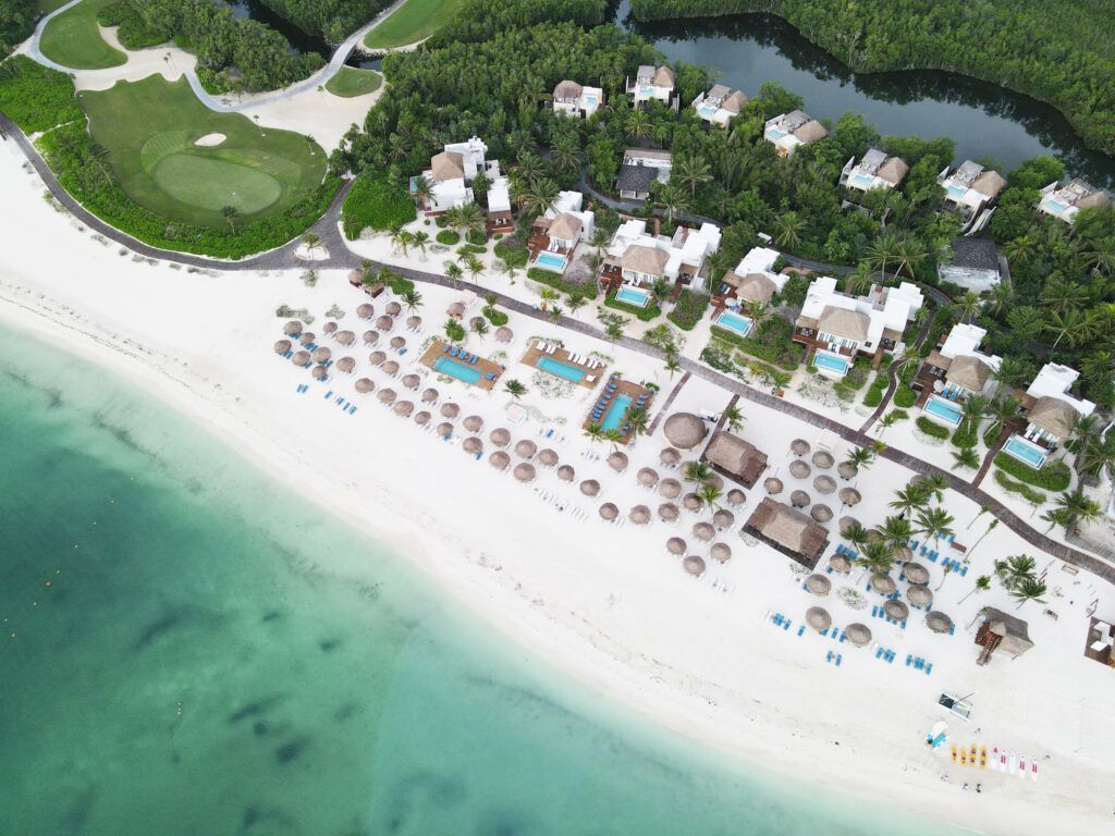 Vista aerea playa Fairmont resort de golf en Mayakoba Riviera Maya