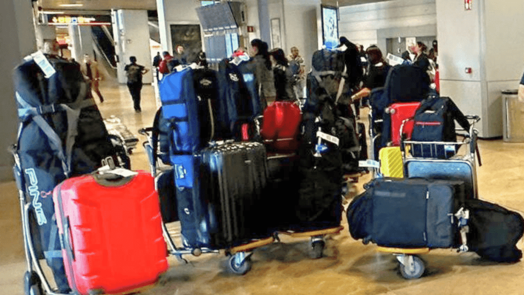 Equipaje de golf en el aeropuerto con Andgolf Travel