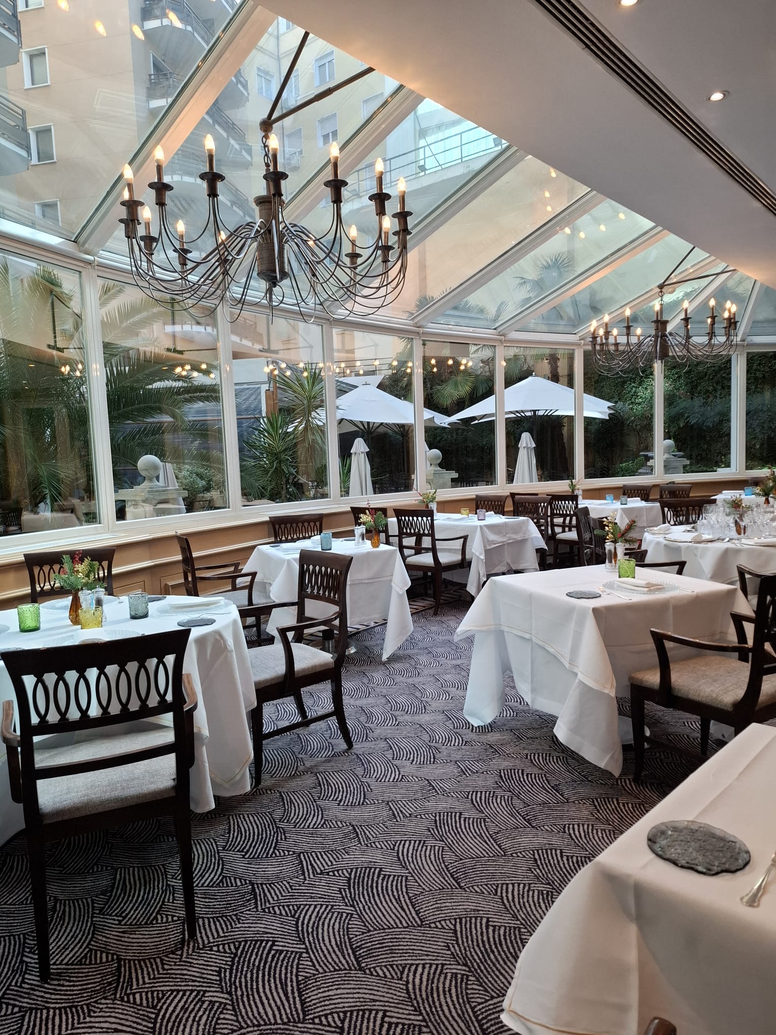 comedor con galería hotel Madrid Andgolf.Travel