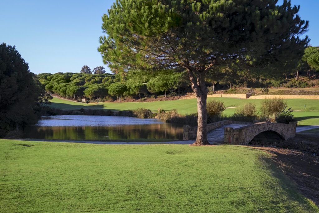 Campo de golf Almenara junto al hotel SO Sotogrande en Cádiz, España escapada de golf Andgolf Travel