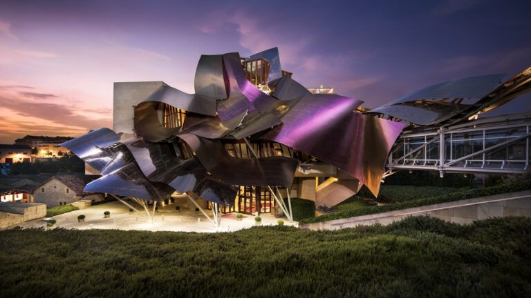 Bodega Marqués de Riscal en La Rioja nocturna