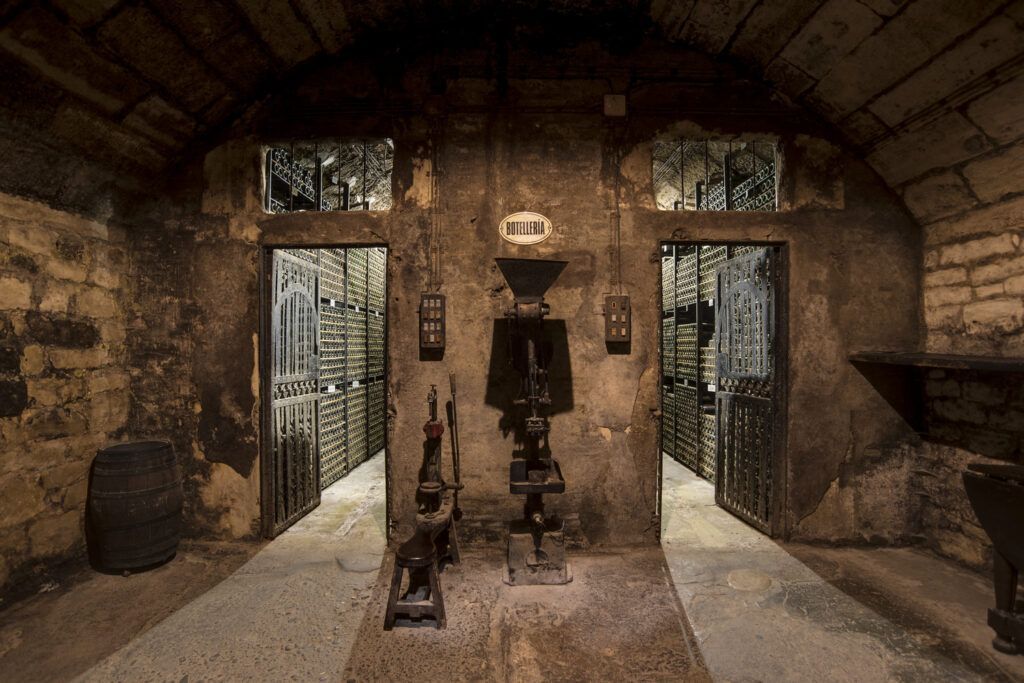 Interior bodega Marqués de Riscal en La Rioja escapada de golf y vinos