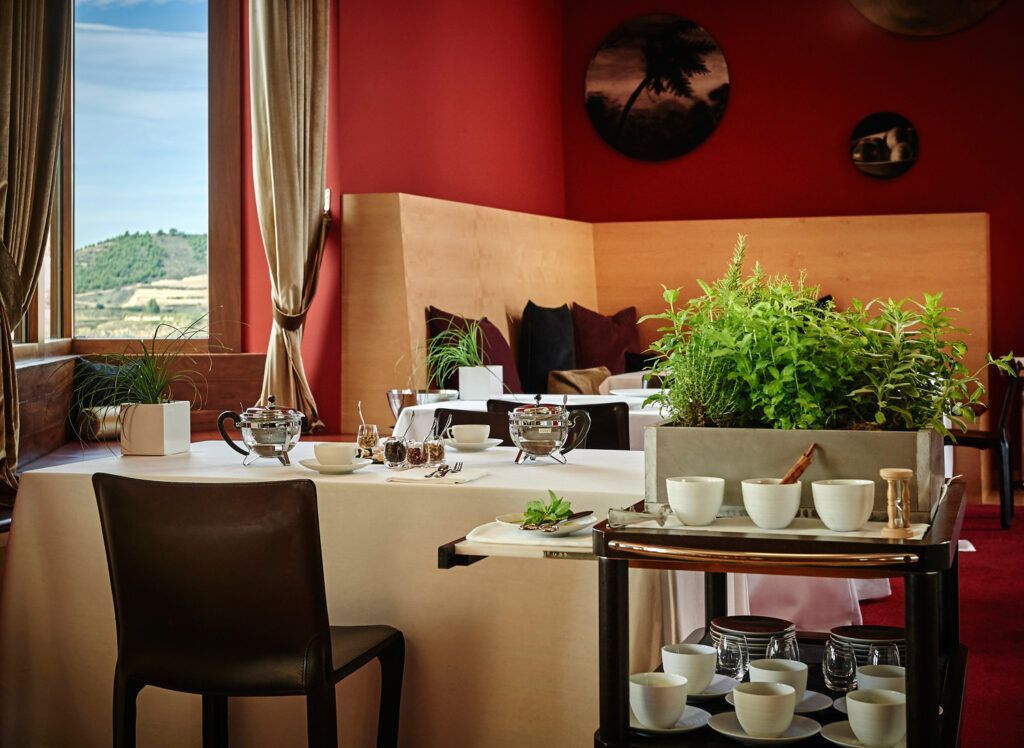 Restaurante Marqués de Riscal para una escapada de golf y vinos en La Rioja