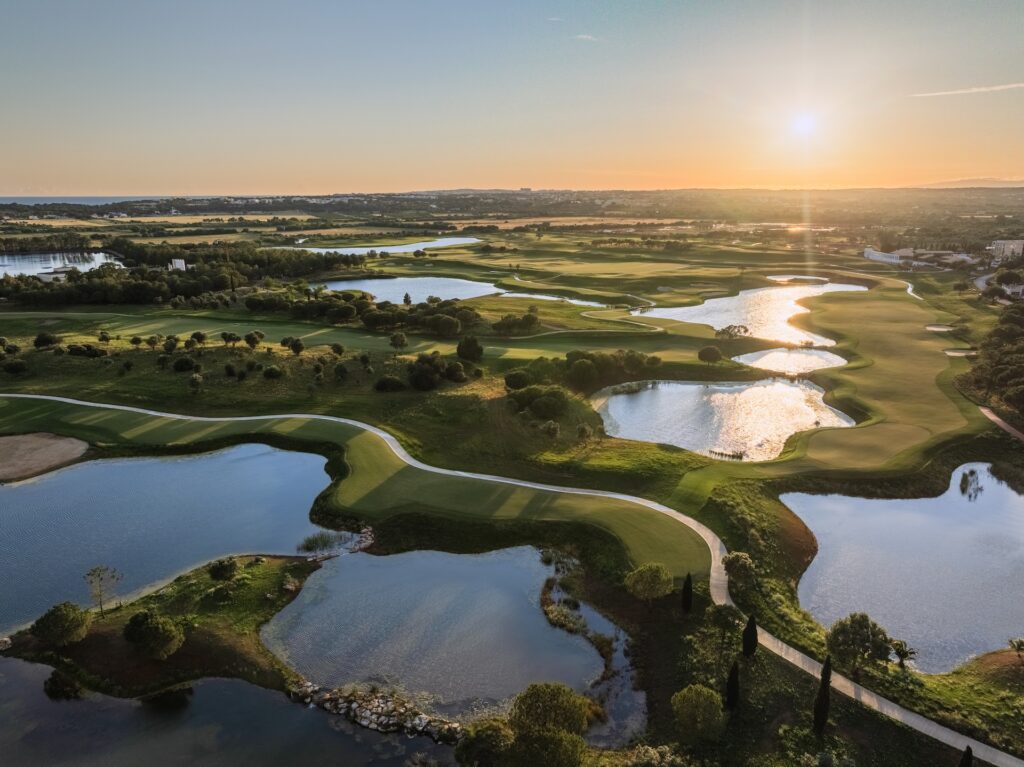 The Els Club Vilamoura lagos en el campo de golf
