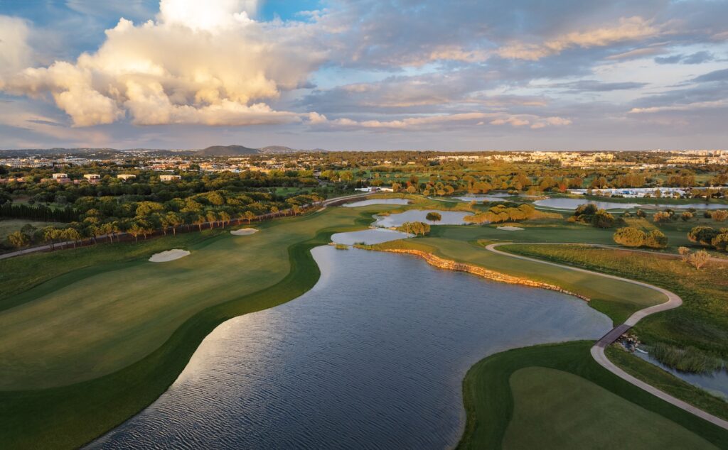 The Els Club Vilamoura gran lago en el campo de golf