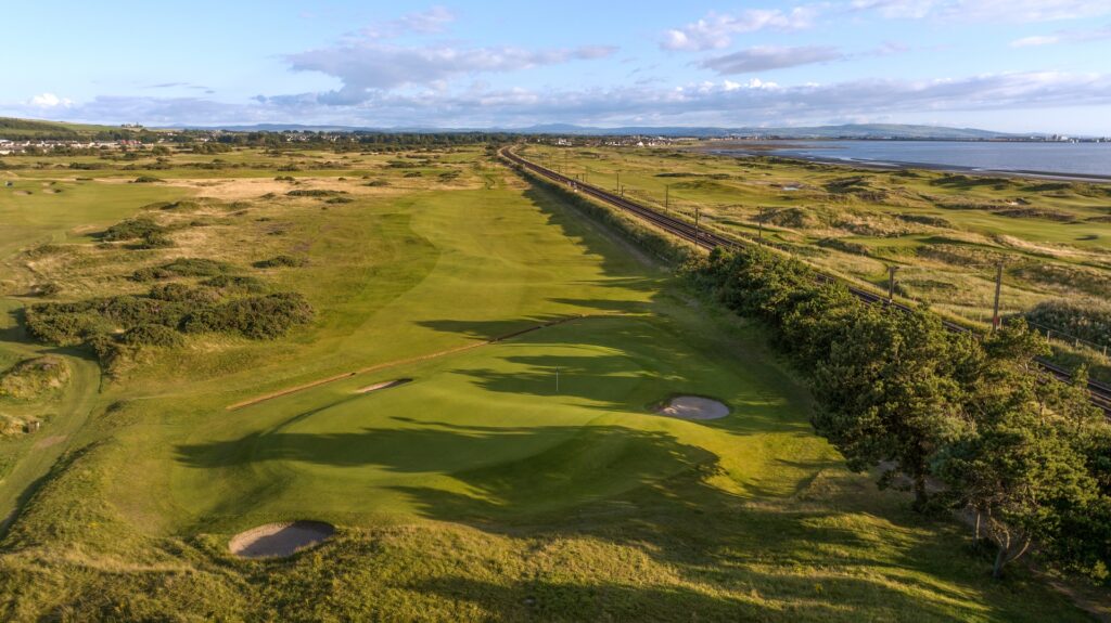 Dundonald Escocia junto a la vía del tren