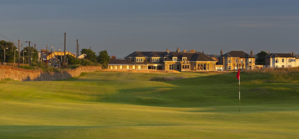 Prestwick GC Escocia junto a la vía del tren