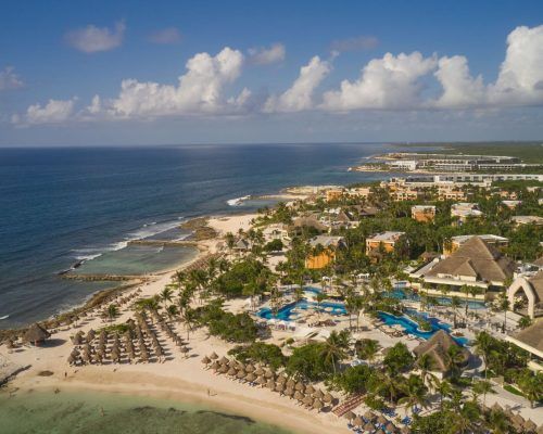 Bahia Principe Luxury Akumal. Vista del hotel, piscina y playa
