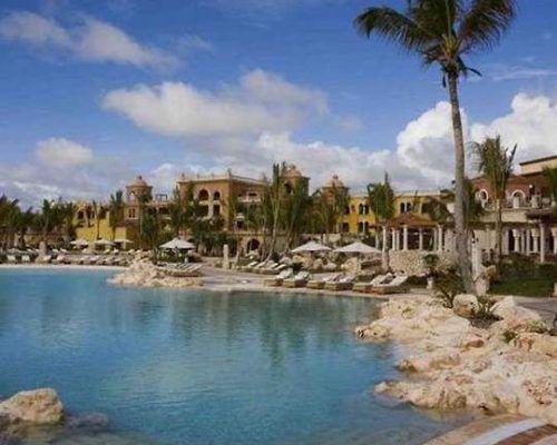 Sanctuary Cap Cana piscina lago