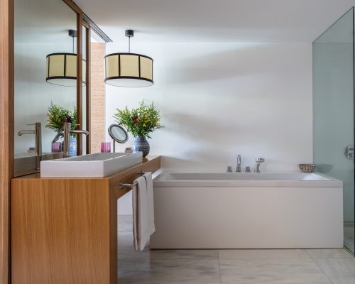 Victoria Golf Resort & Spa Deluxe King Room Bathroom